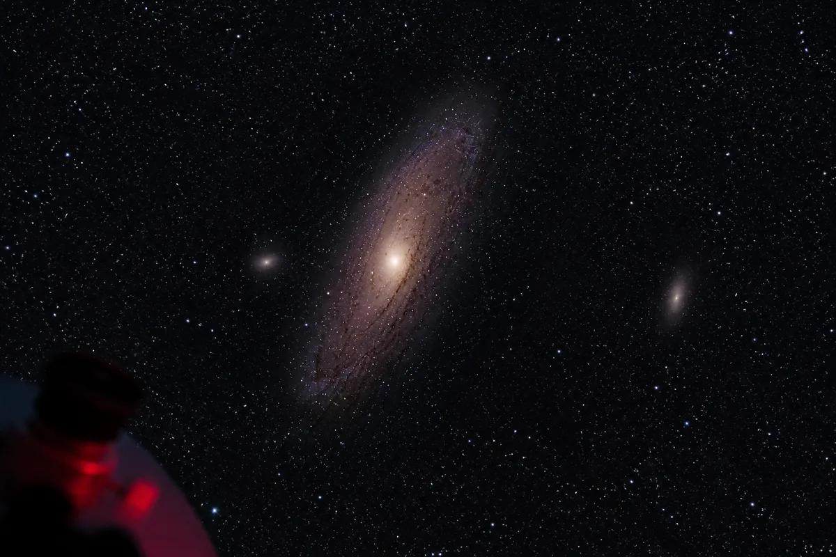Champ télescopique montrant la galaxie d&rsquo;Andromède encadrée par ses deux galaxies satellites